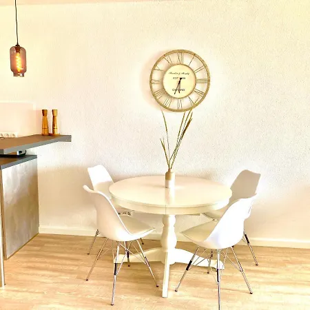 Mit Panorama-meerblick Und Direkter Strandlage In * Scharbeutz