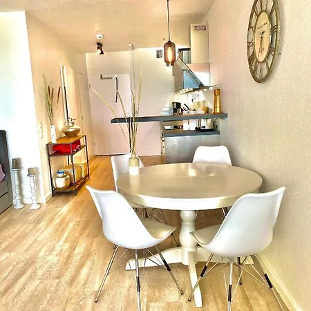Appartement Studio Mit Traumhaftem Panorama-Meerblick Im Vierten Stock
