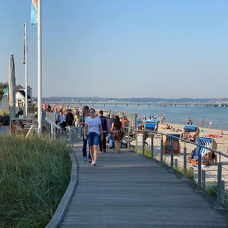 Mit Panorama-meerblick Und Direkter Strandlage In